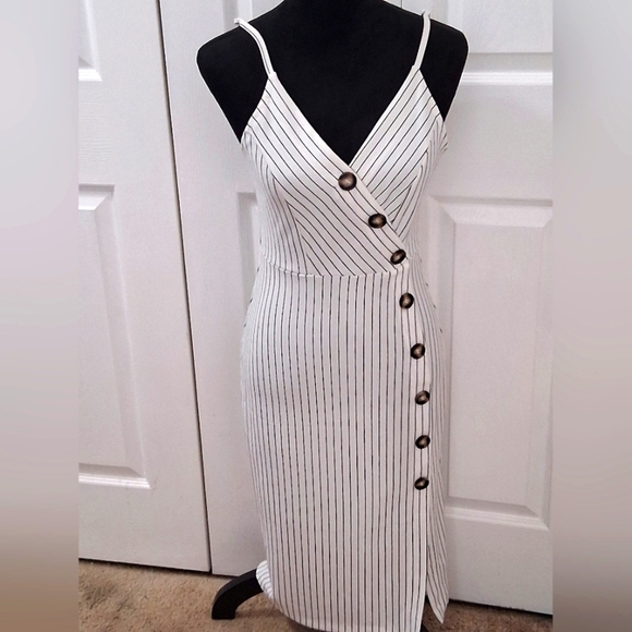 Fun Summer White Dress With Black Stripes & A Criss Cross Bodice   Size L - Picture 1 of 14